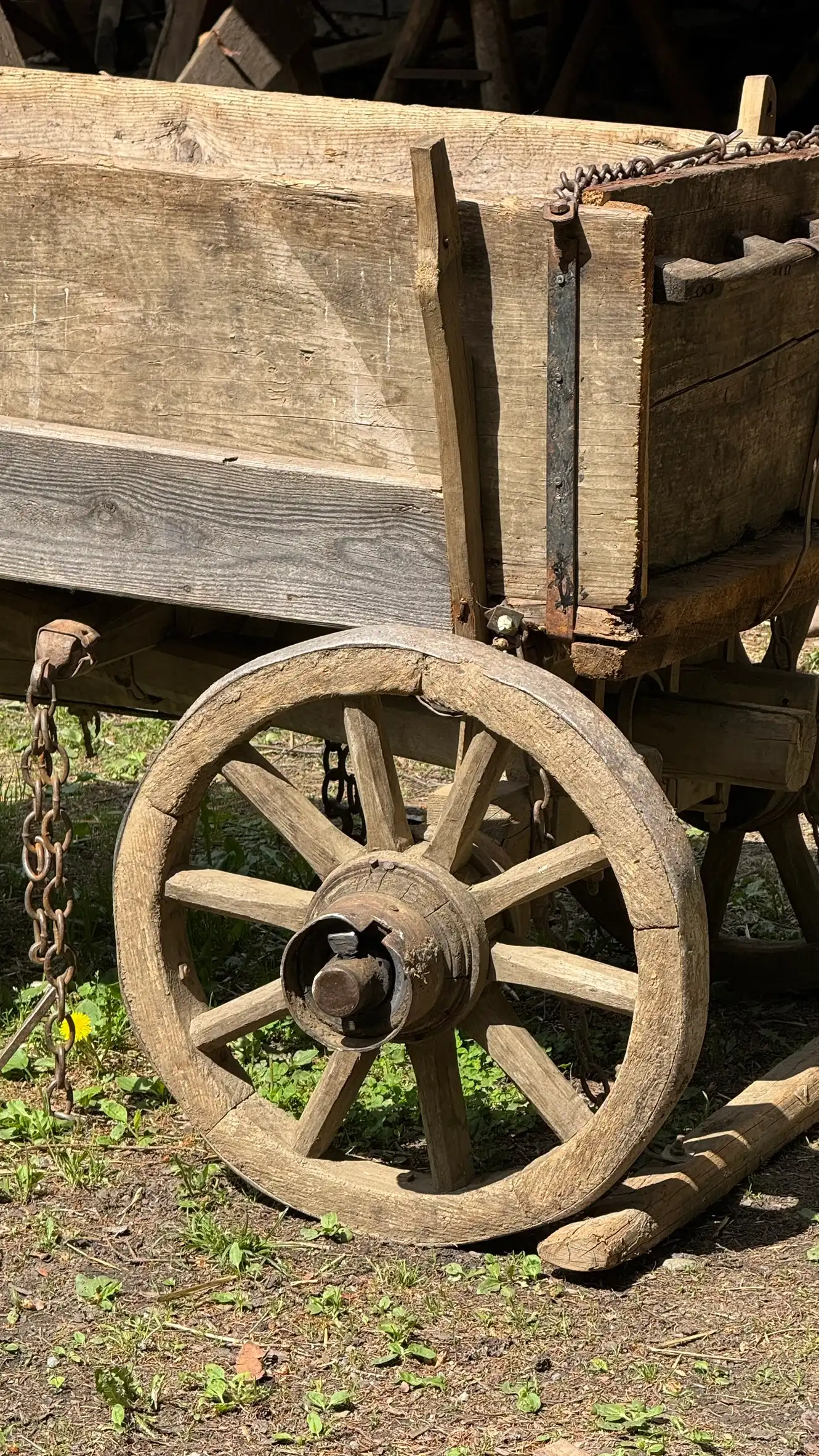 Transportwagen mit traditionellem Holzrad