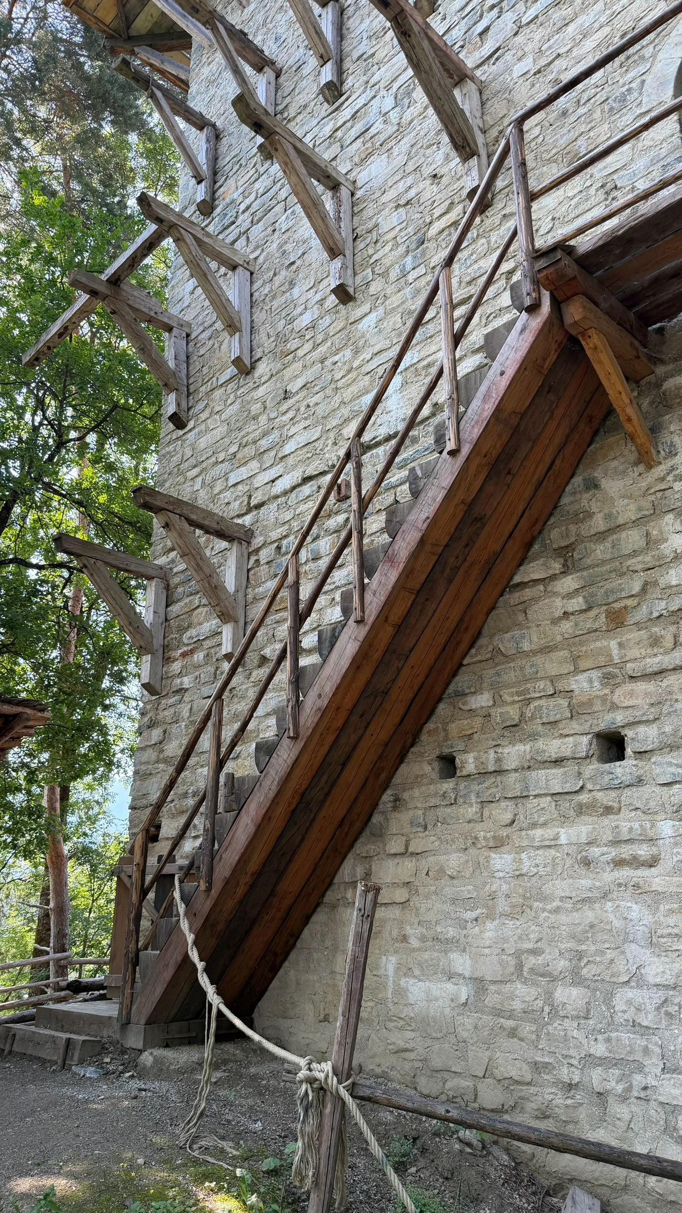 Die abnehmbare Holztreppe konnte im Angriffsfall entfernt oder verbrannt werden.