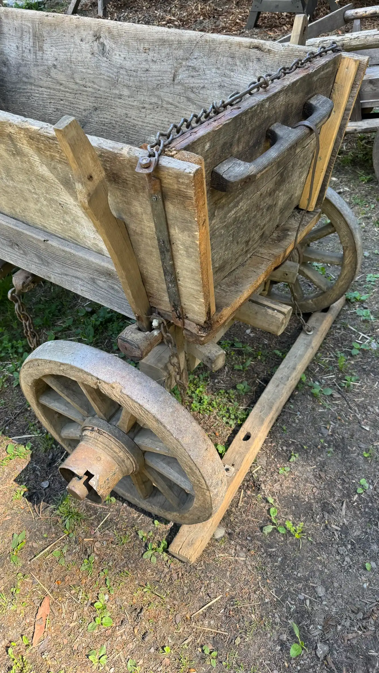 Klappbare Heckwand mit senkrechten Eisenbändern zur Verstärkung und Stabilisierung der Konstruktion. Die Kette hält die Heckwand geschlossen und sichert die Ladung.