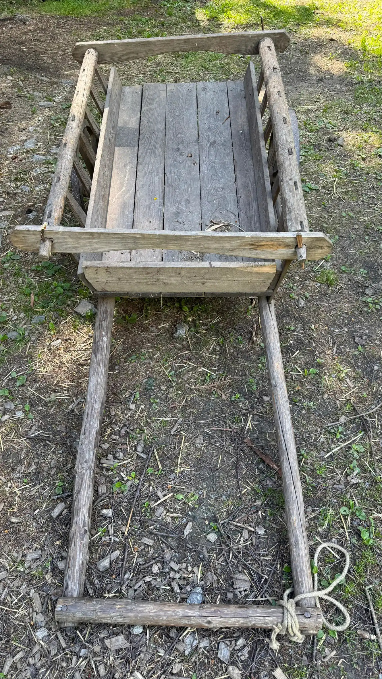 Wagenkasten aus Holzbohlen mit Lattenwänden und langen Zugholmen
