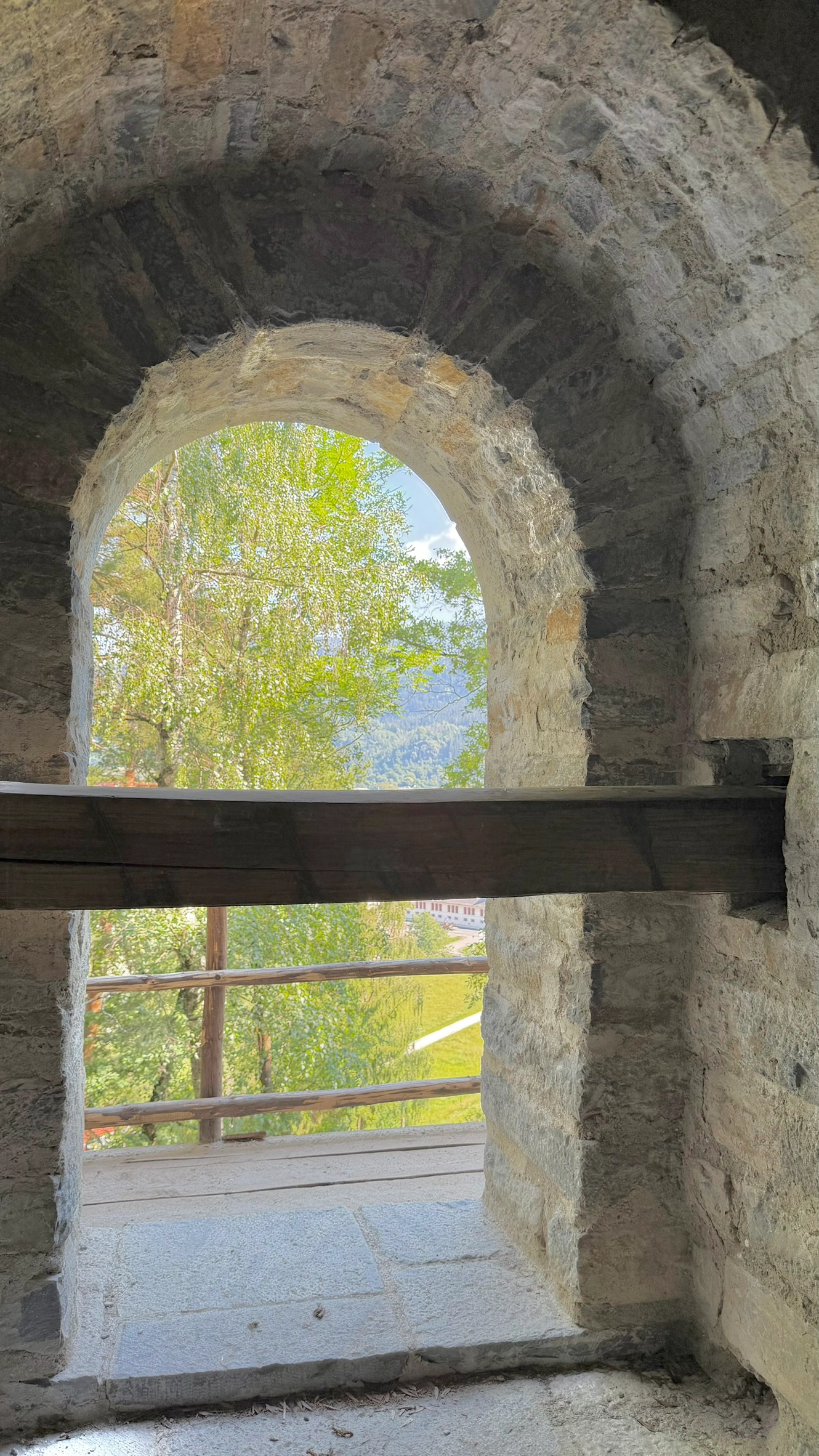 Rundbogeneingang, Holzsperre und rechteckige Mauernische. Ansicht von innen.