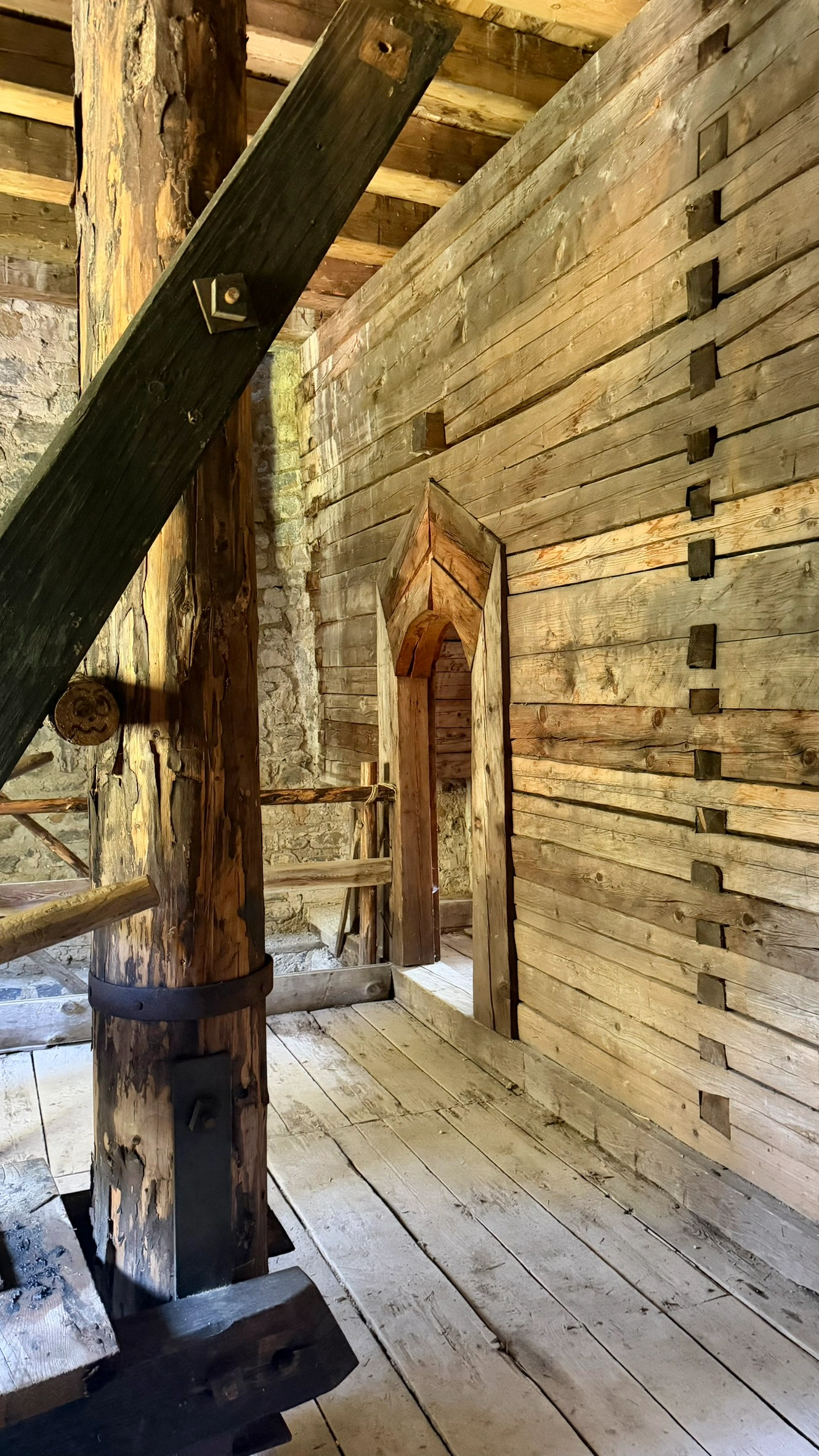 Ständerbohlenwand, gesehen von der Südwestecke der Sommerstube.