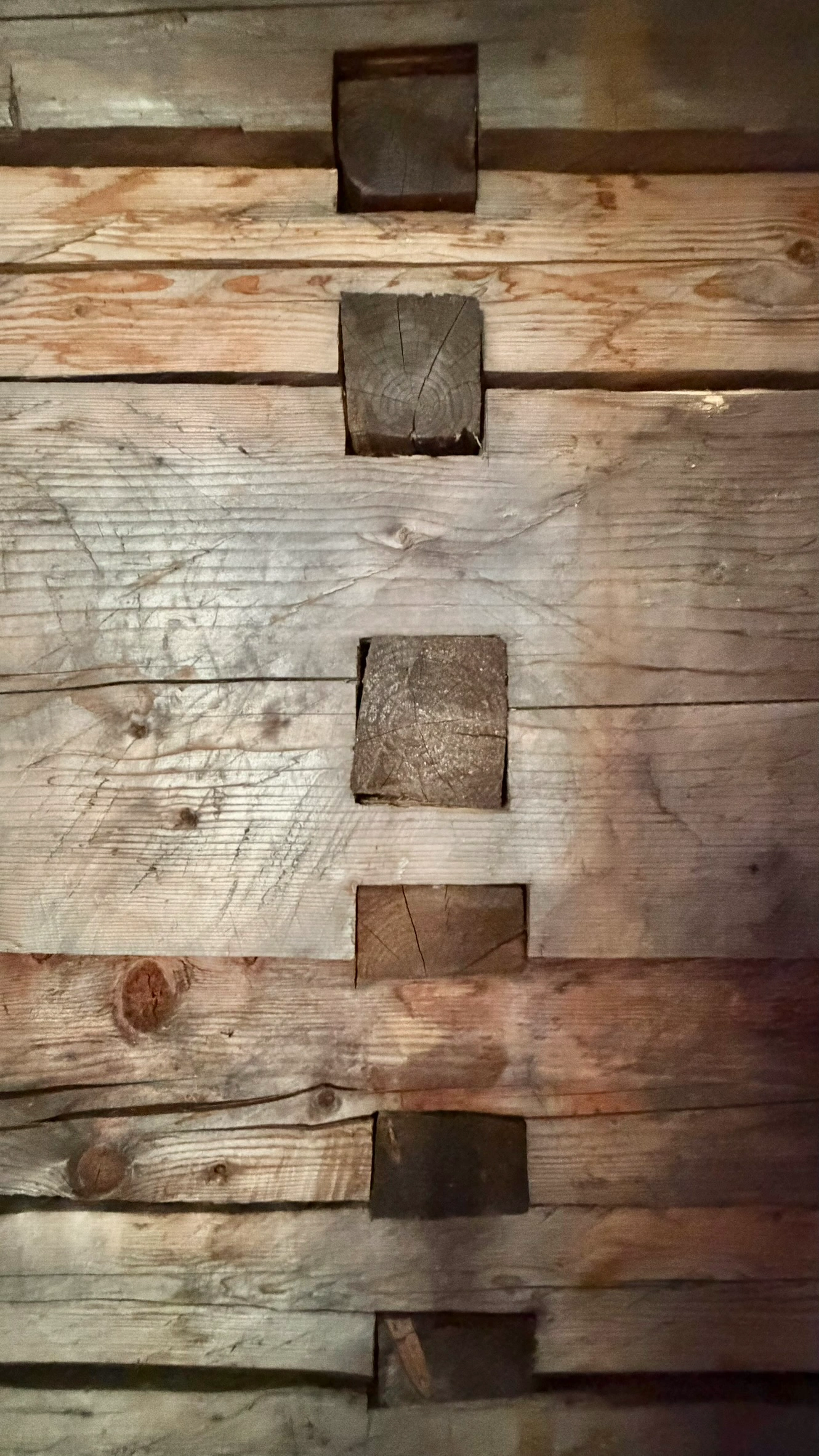 Mittlerer Abschnitt der Ständerbohlenwand.