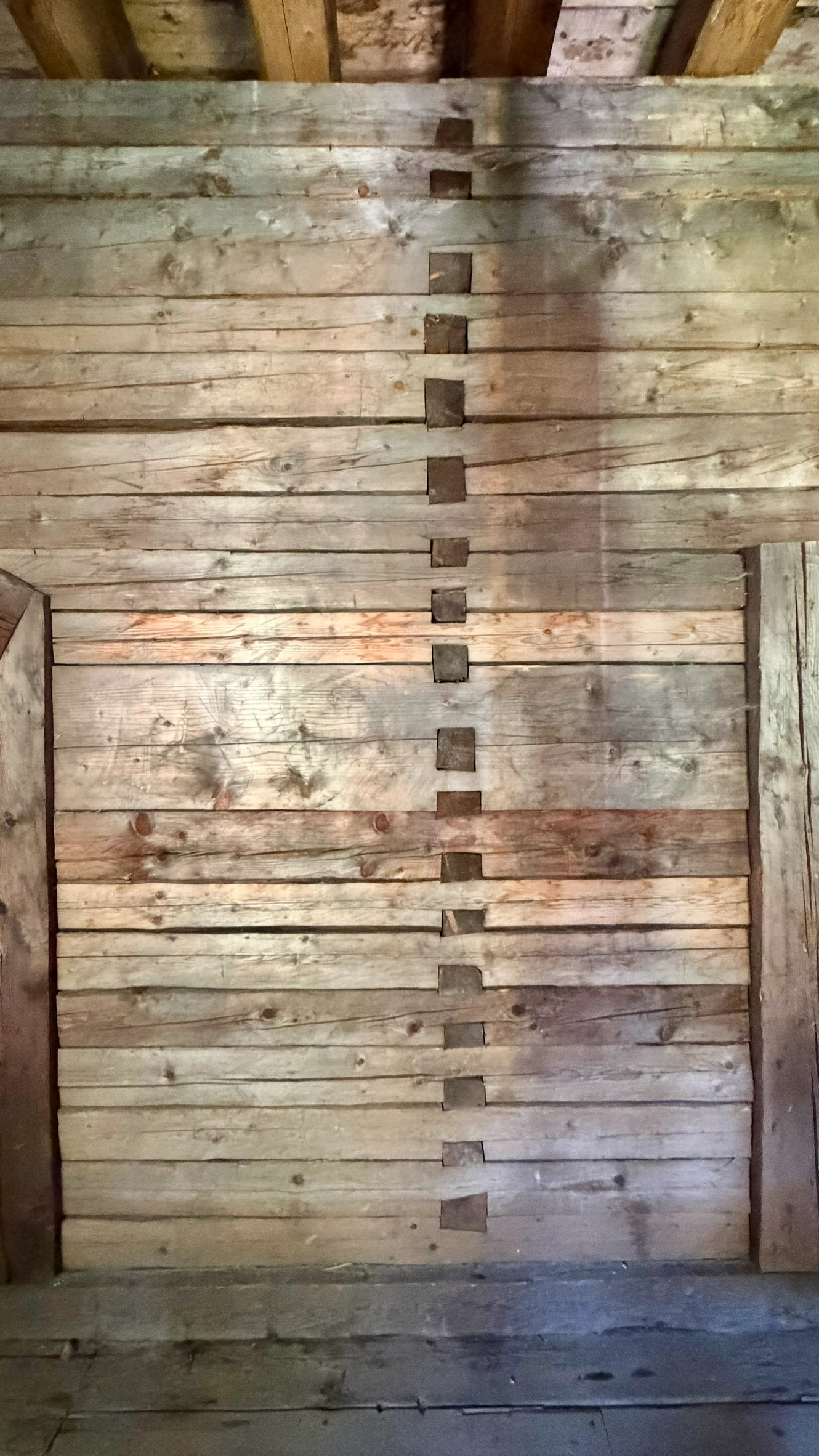 Mittlerer Abschnitt der Ständerbohlenwand bis zur Holzdecke der Sommerstube.