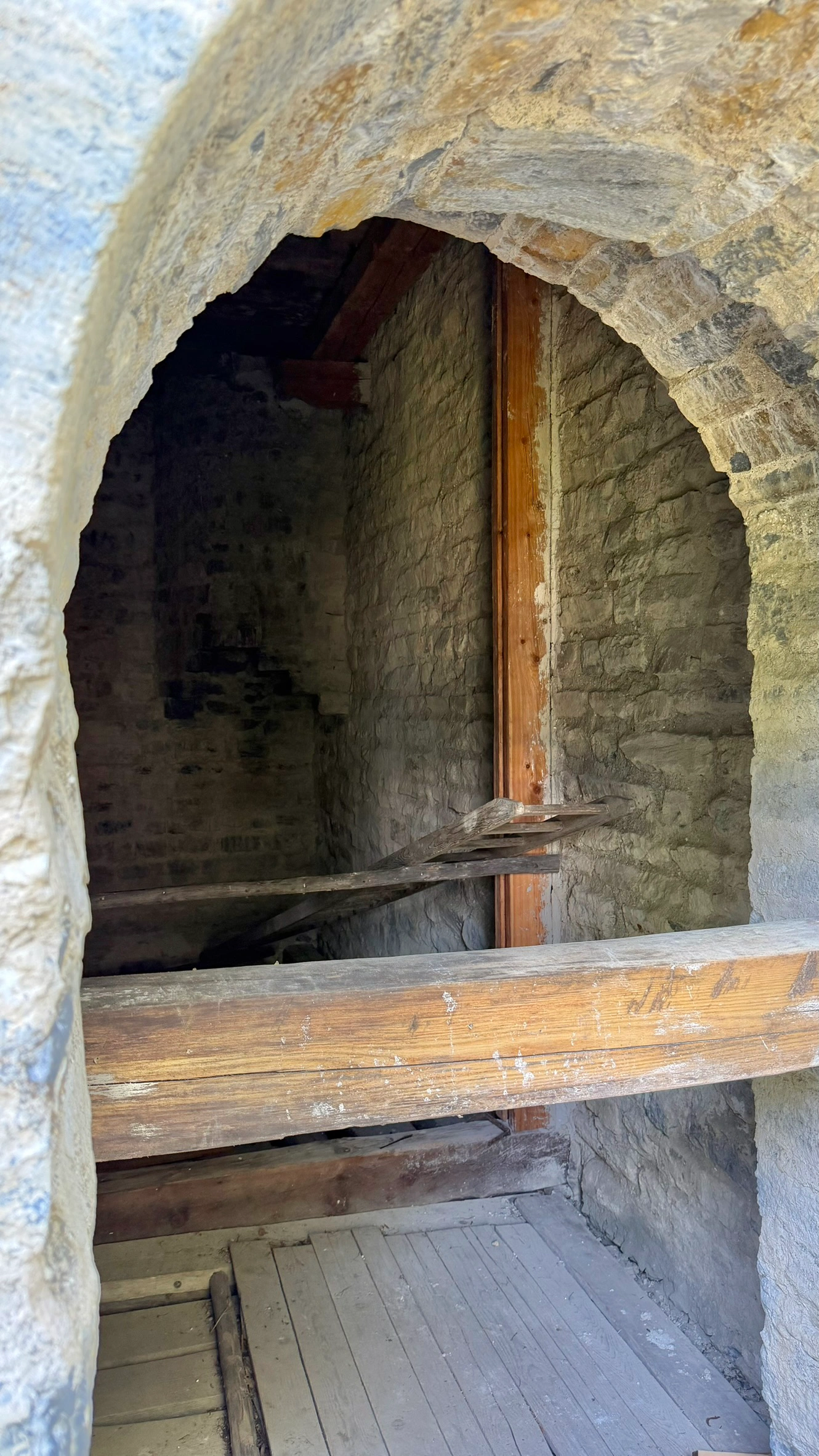 Eine Holzsperre hinter der Tür half, Schlägen gegen die Tür standzuhalten. Ansicht von außen.