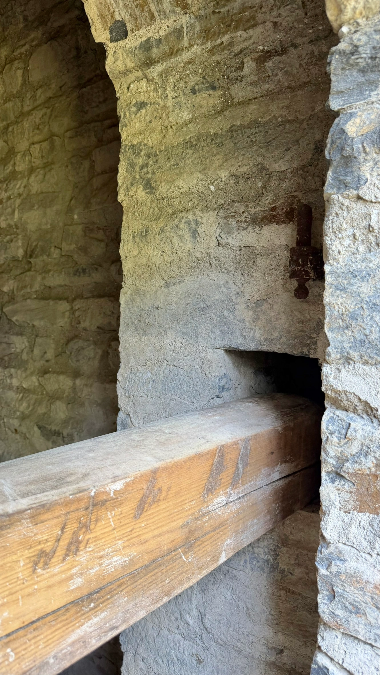 Die Holzsperre ist in einer rechteckigen Mauernische befestigt. Ansicht von außen.