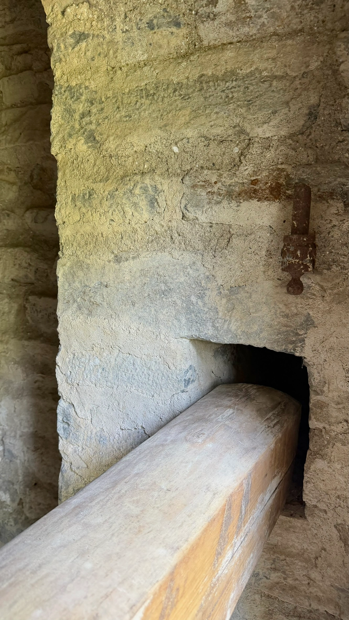 Die Holzsperre ist in einer rechteckigen Mauernische befestigt. Ansicht von außen.