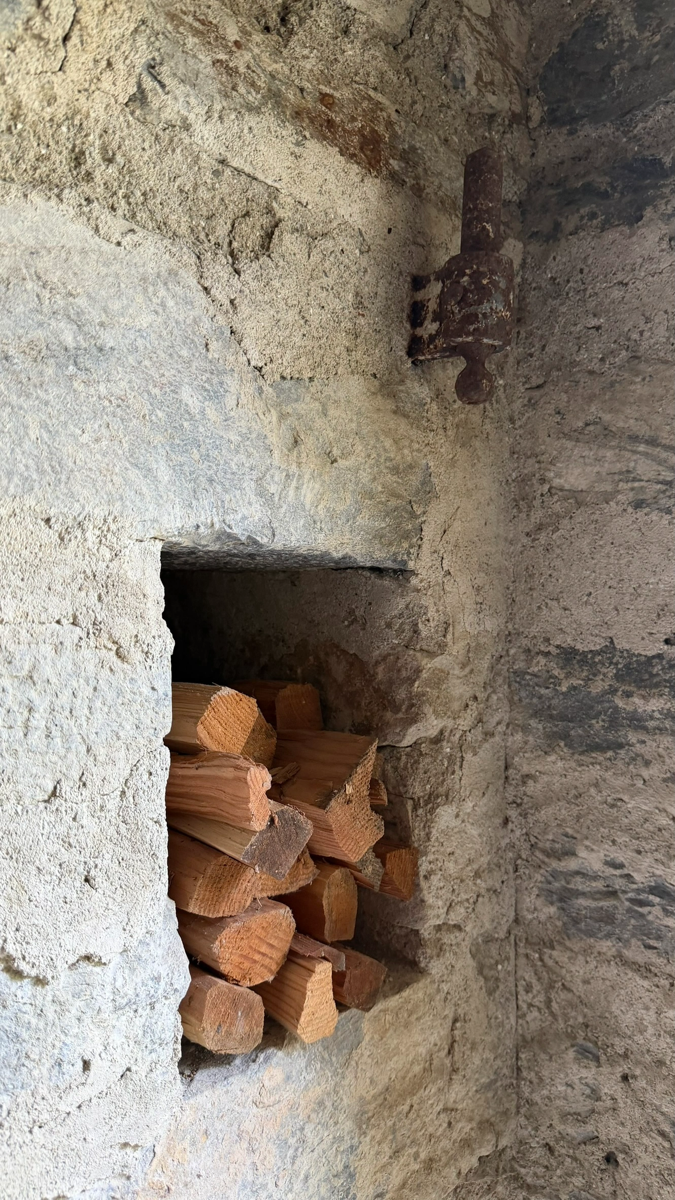 Eine rechteckige Aussparung im Türstock hielt die Holzsperre an ihrem Platz.