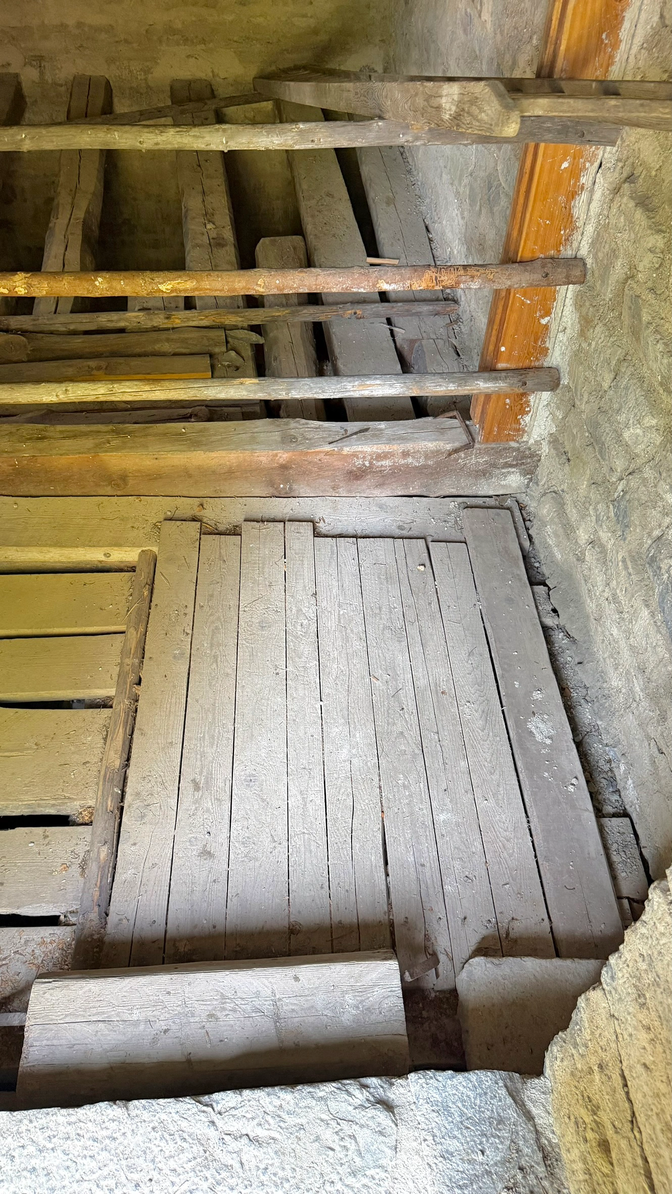 Diese Falltür führt in den Keller. Sie befindet sich unmittelbar hinter dem Eingang.