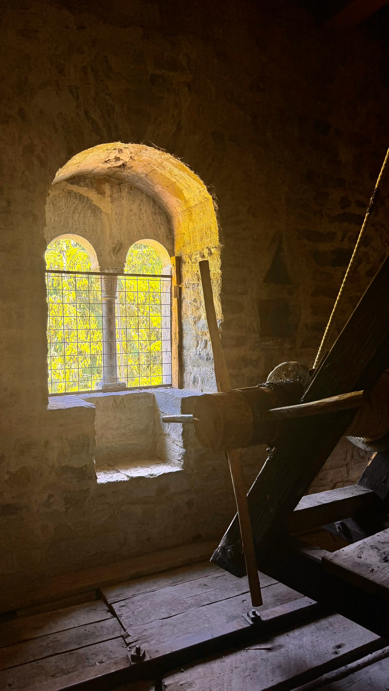 Eines der Biforienfenster in der Westwand des Turms.