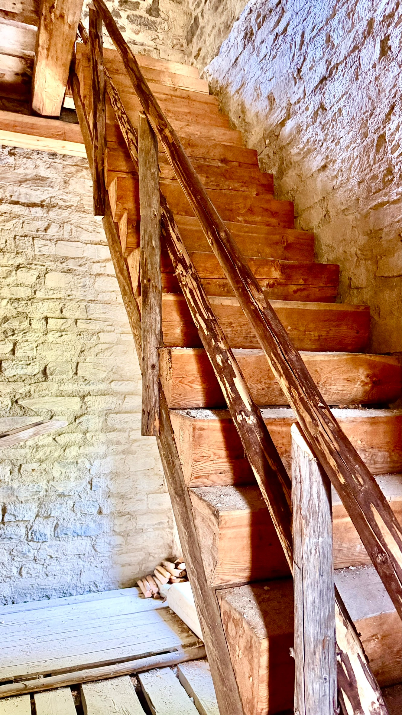 Die Holztreppe ist an die Nordwand des Turms gebaut.