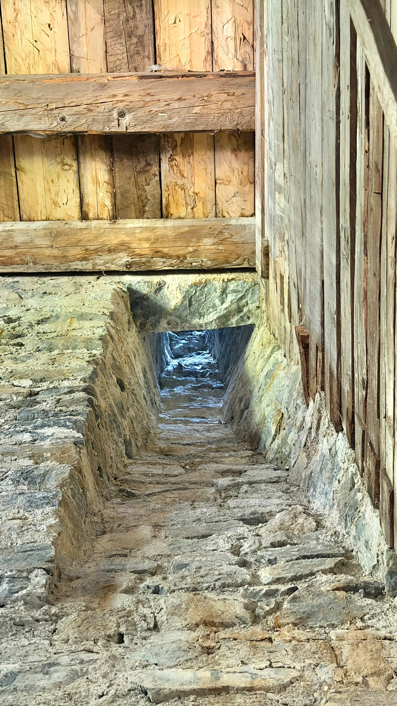 Rauchabzug in der Nordwand des Turms, Ansicht von unten.