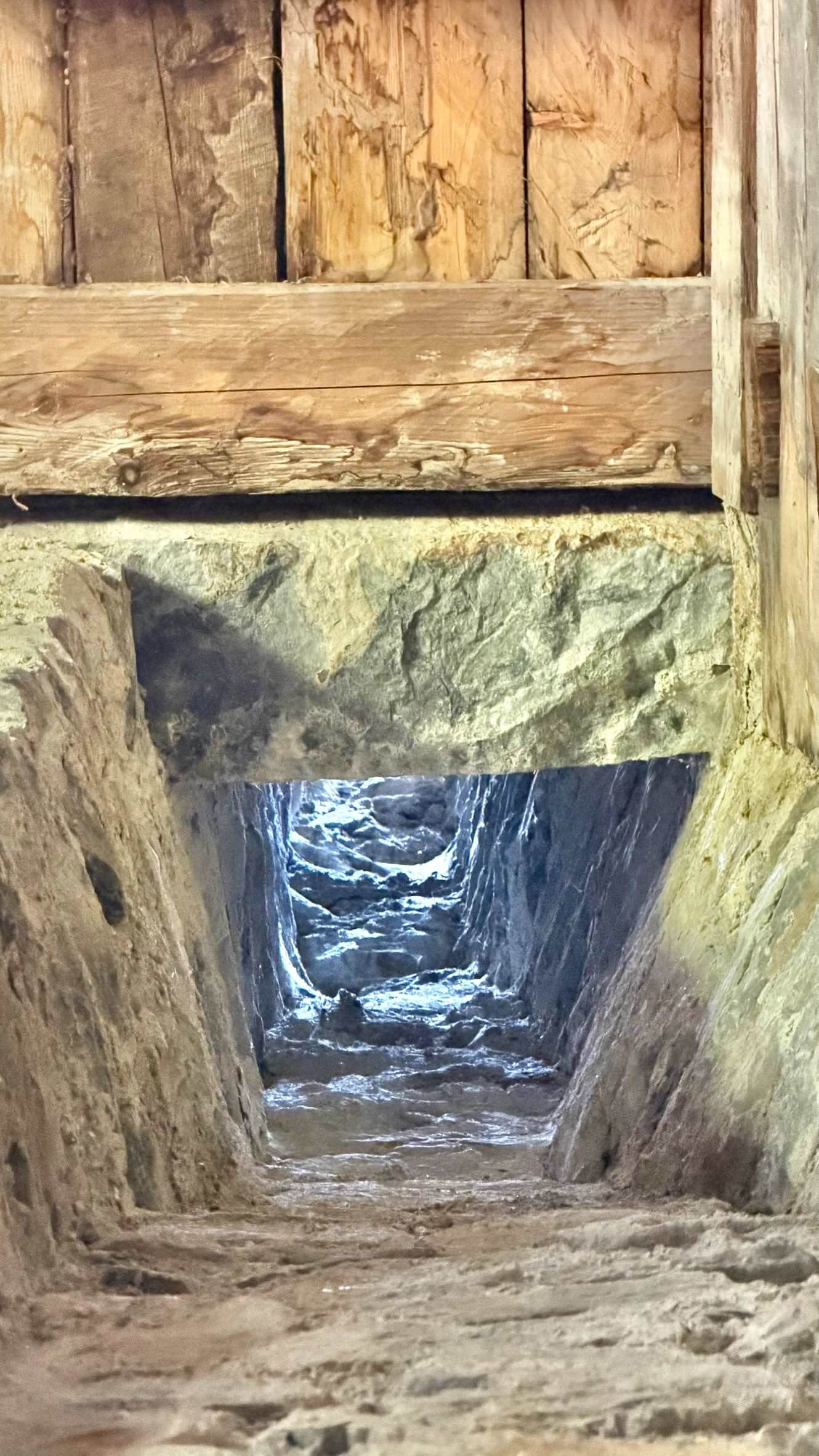 Rauchabzug in der Nordwand des Turms, Ansicht von unten.