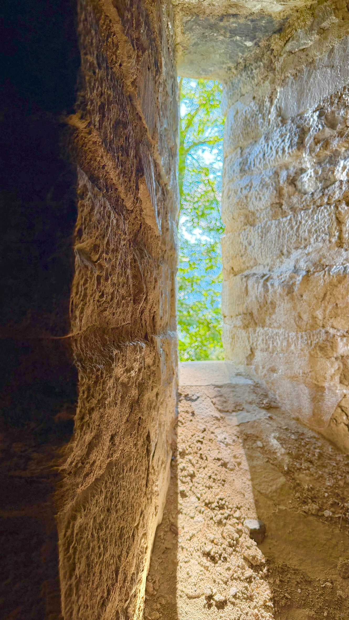 Das Schlitzfenster in der Ostwand lässt Tageslicht herein.