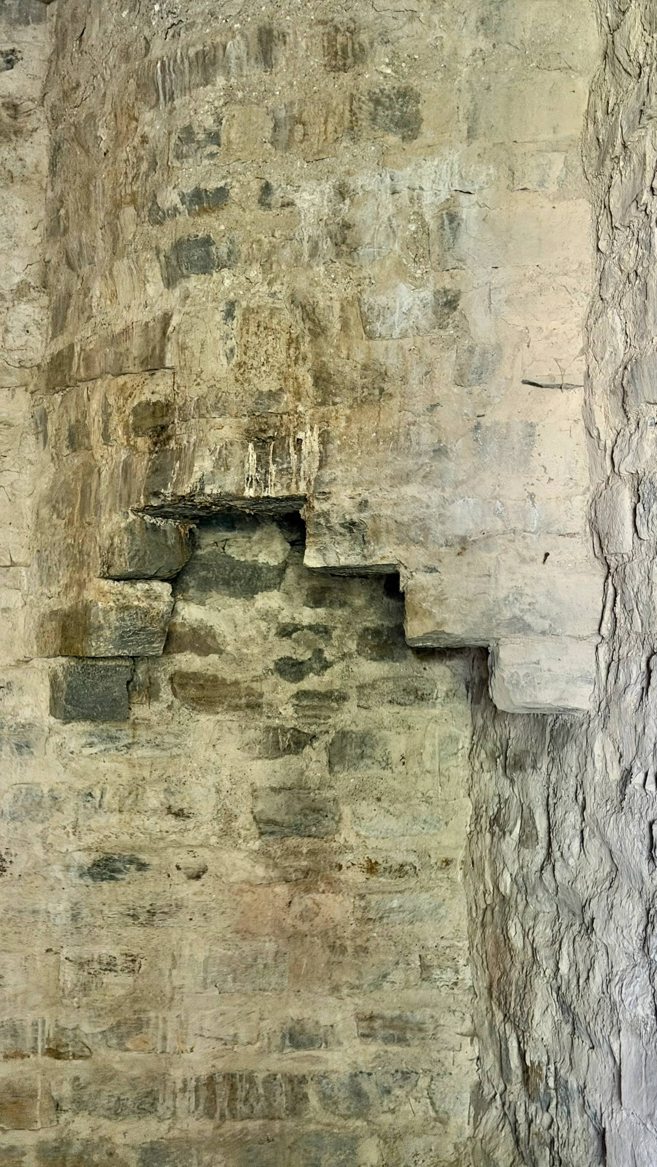 In die Südwestecke ist ein Kamin eingebaut.