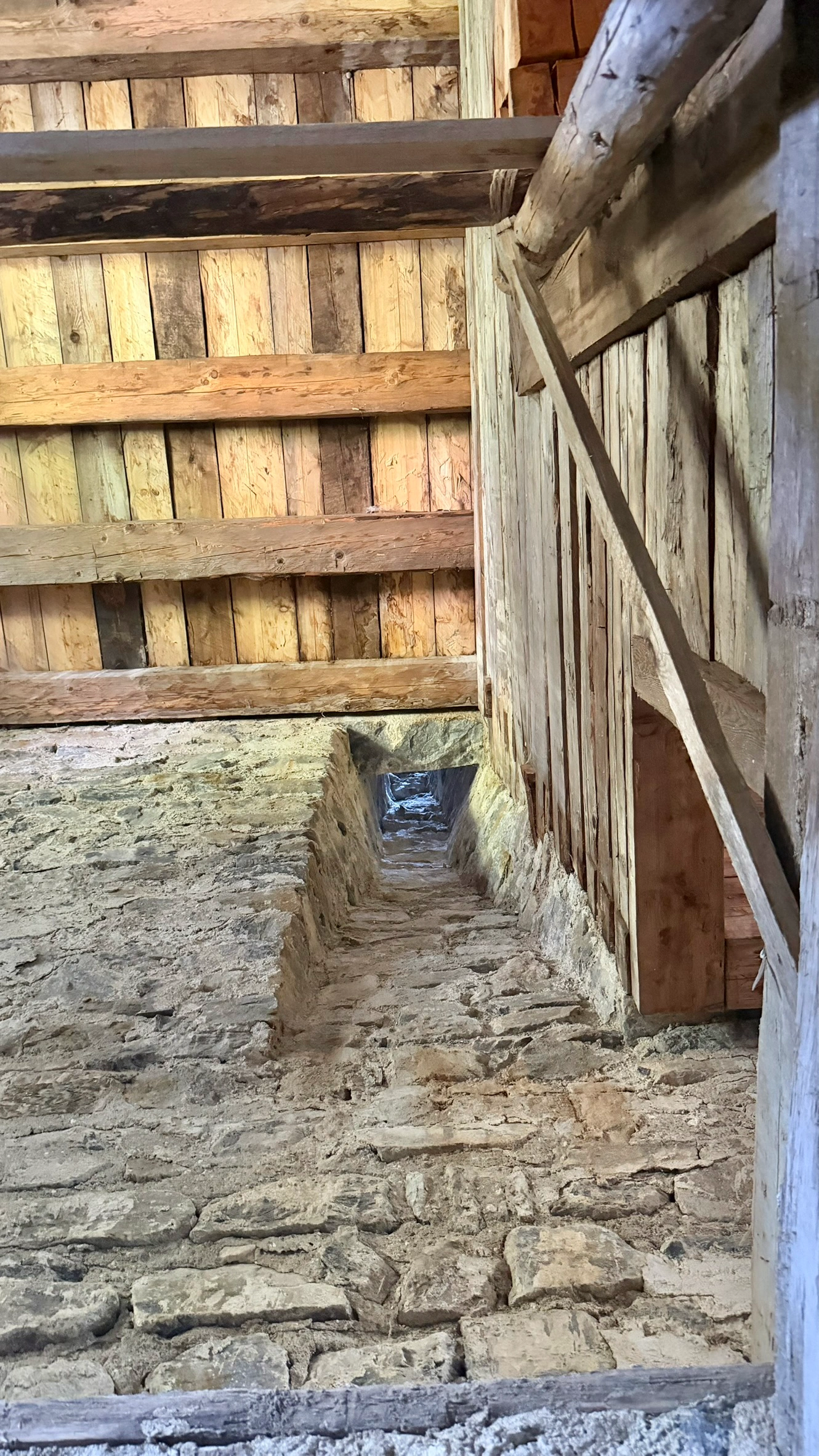 Rauchabzug, gesehen von der Treppe zur Wohnebene. Die Öffnung rechts führt zum Kachelofen in der Winterstube.