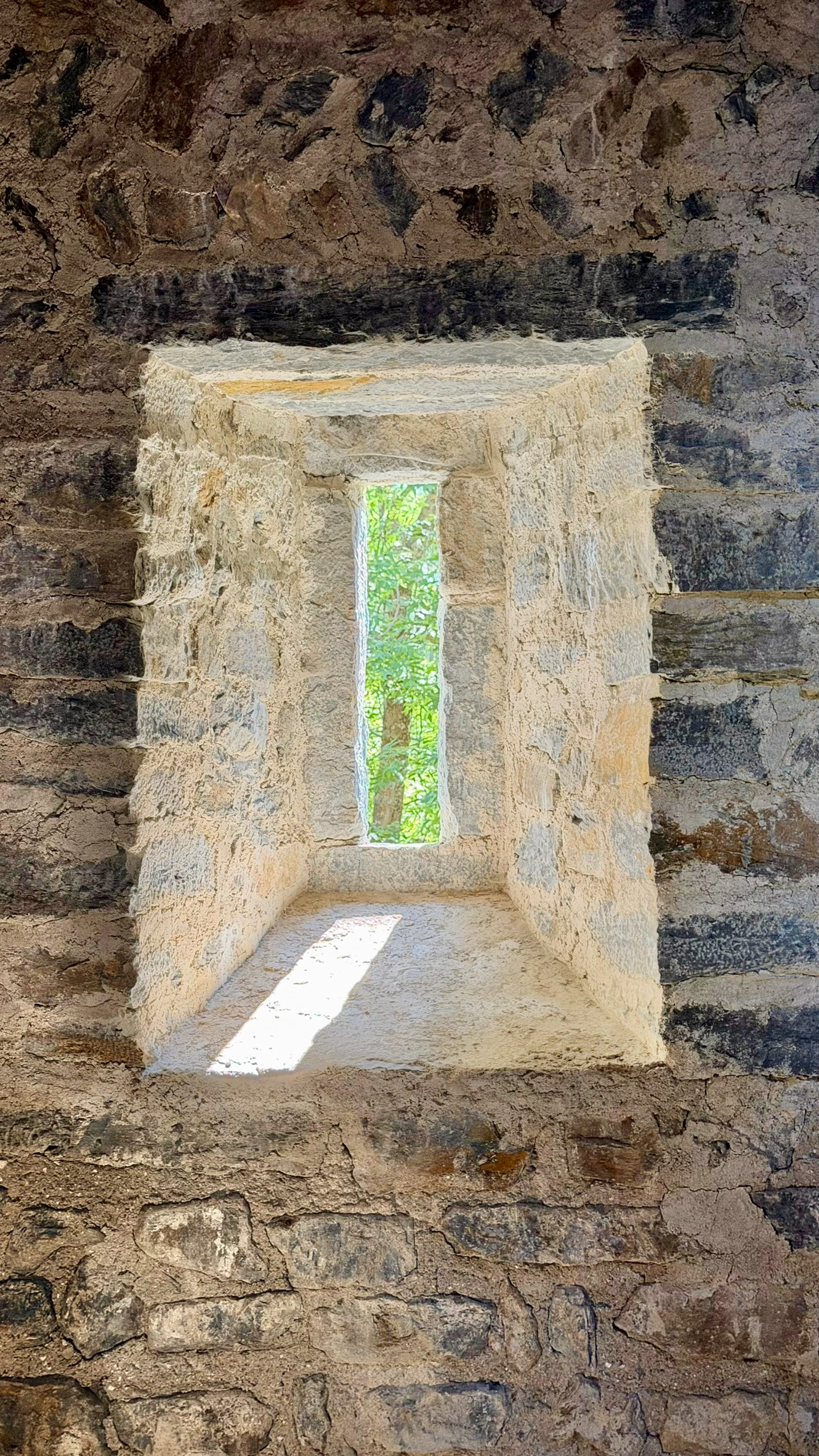 Schlitzfenster in der Schlafkammer, eingebaut in die Ostwand des Turms.