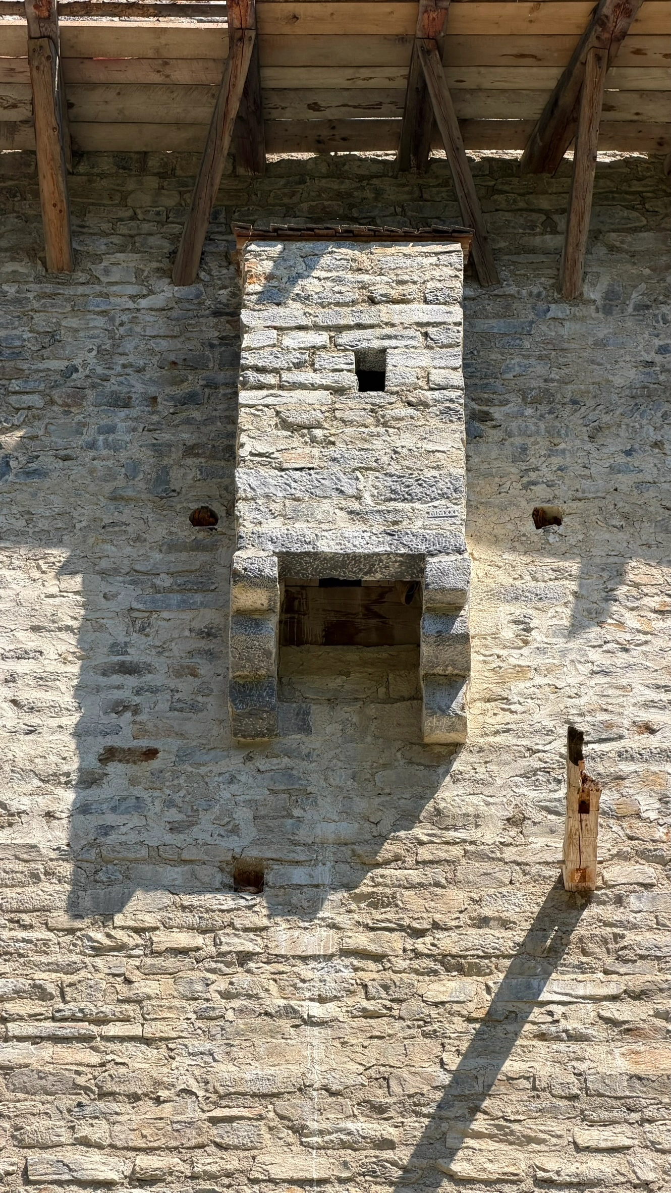 Aborterker an der Südwand des Turms, Ansicht von außen. Er ist mit der Schlafkammer verbunden.