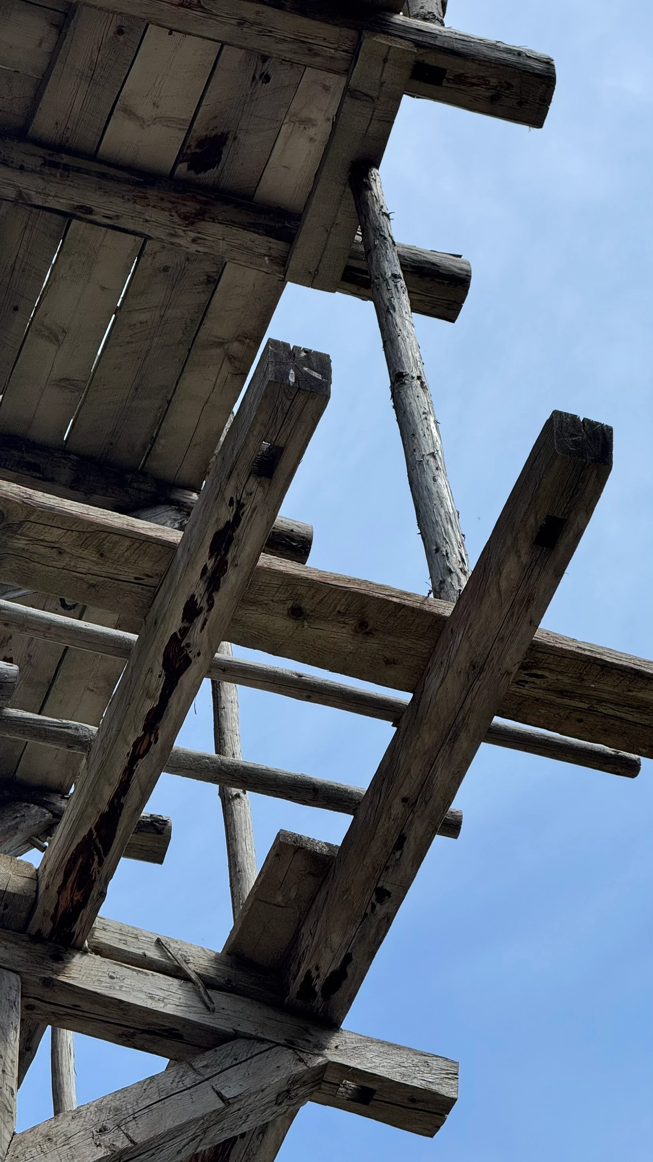 Nahaufnahme des Holzgerüsts, das während des Baus des Turms verwendet wurde.