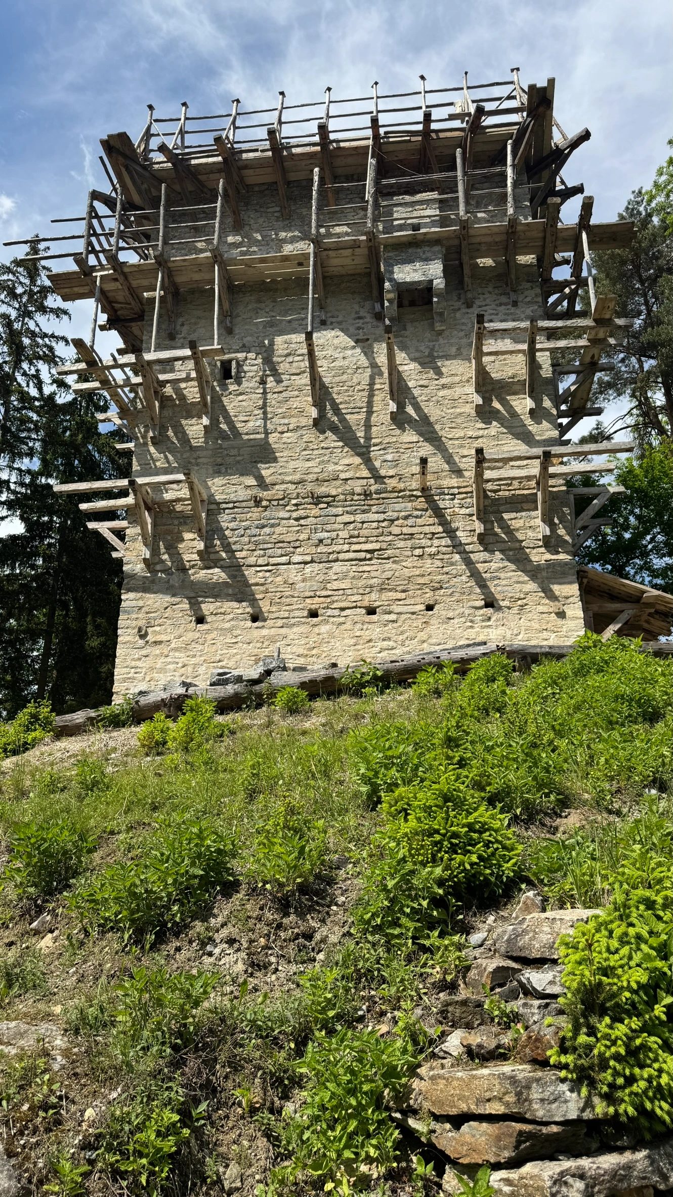 Temporäres Holzgerüst an der Südseite des Wohnturms.
