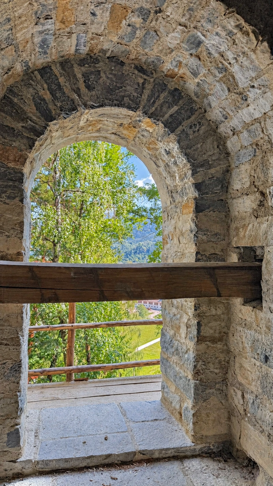 Rundbogeneingang, Holzsperre und rechteckige Mauernische. Ansicht von innen.