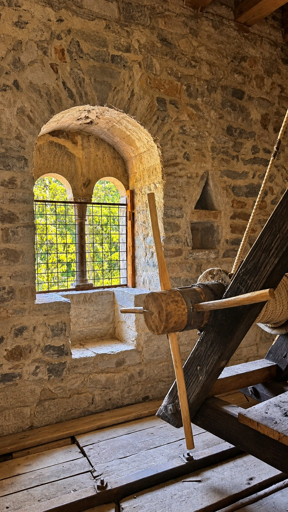 Eines der Biforienfenster in der Westwand des Turms.
