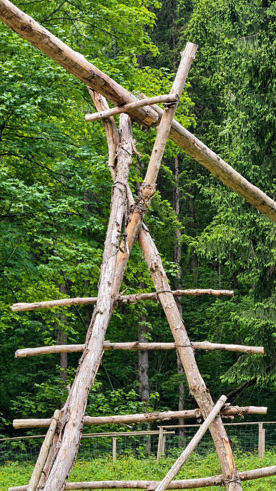 A-förmige Holzstütze für erhöhte Wasserleitungen