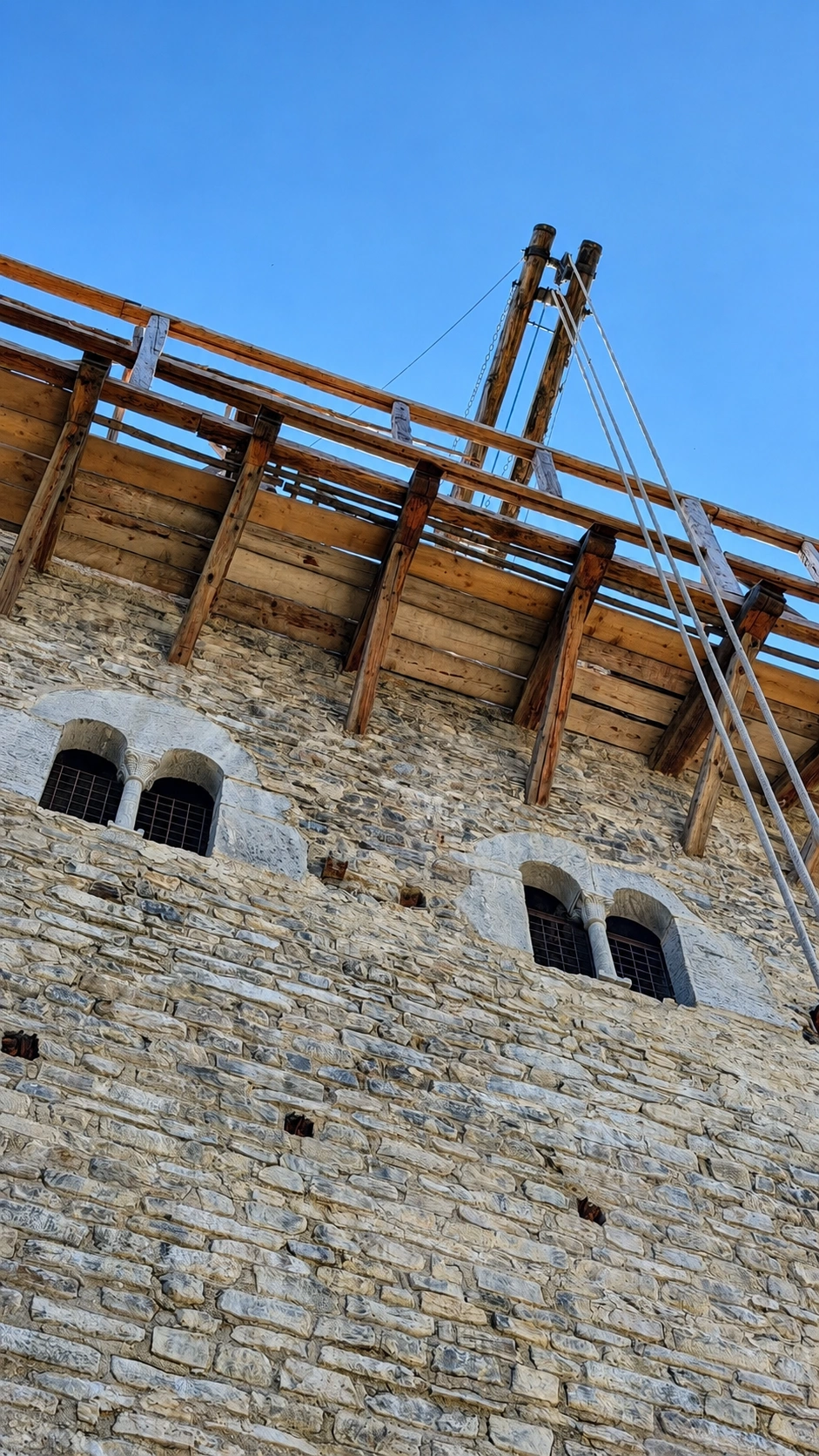 Biforienfenster in der Westwand des Turms, Ansicht von außen.