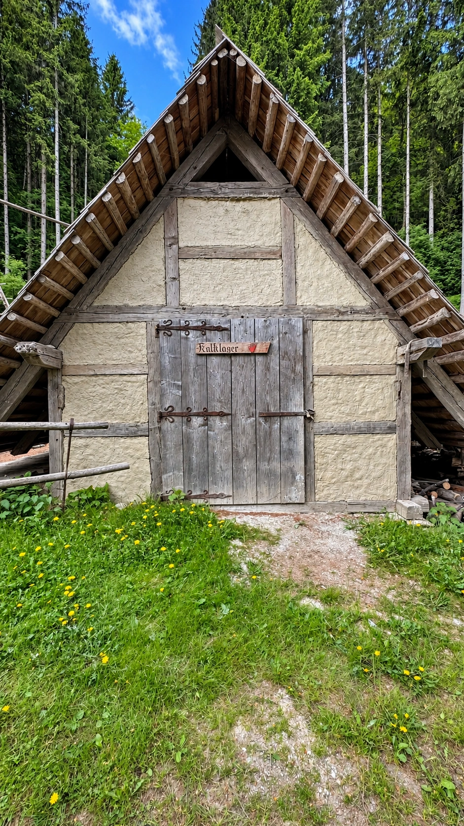 Kalklager, Frontalansicht. Durch das Löschen entsteht Kalkteig. Das Material ergibt festeren und besser verarbeitbaren Mörtel.