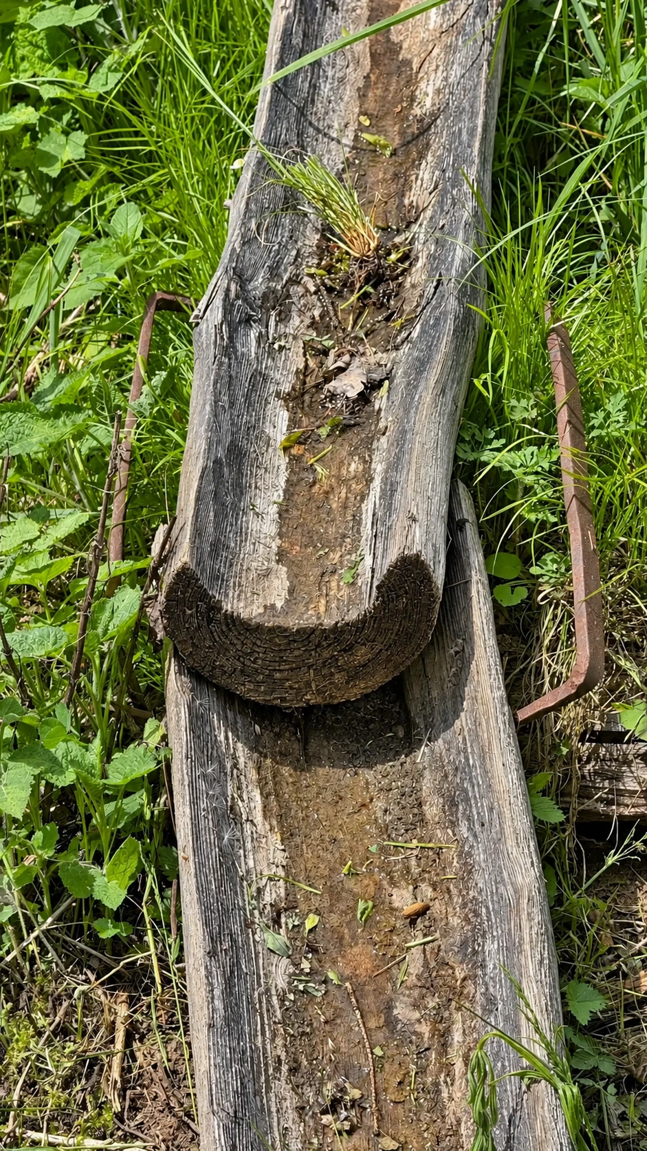 Hollowed-out half pipe