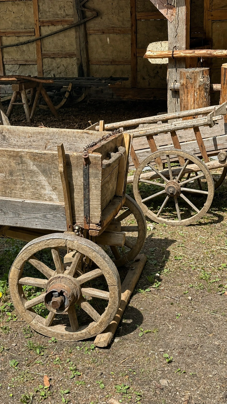 Nachbauten mittelalterlicher Karren transportieren Stein, Kies und Holz.