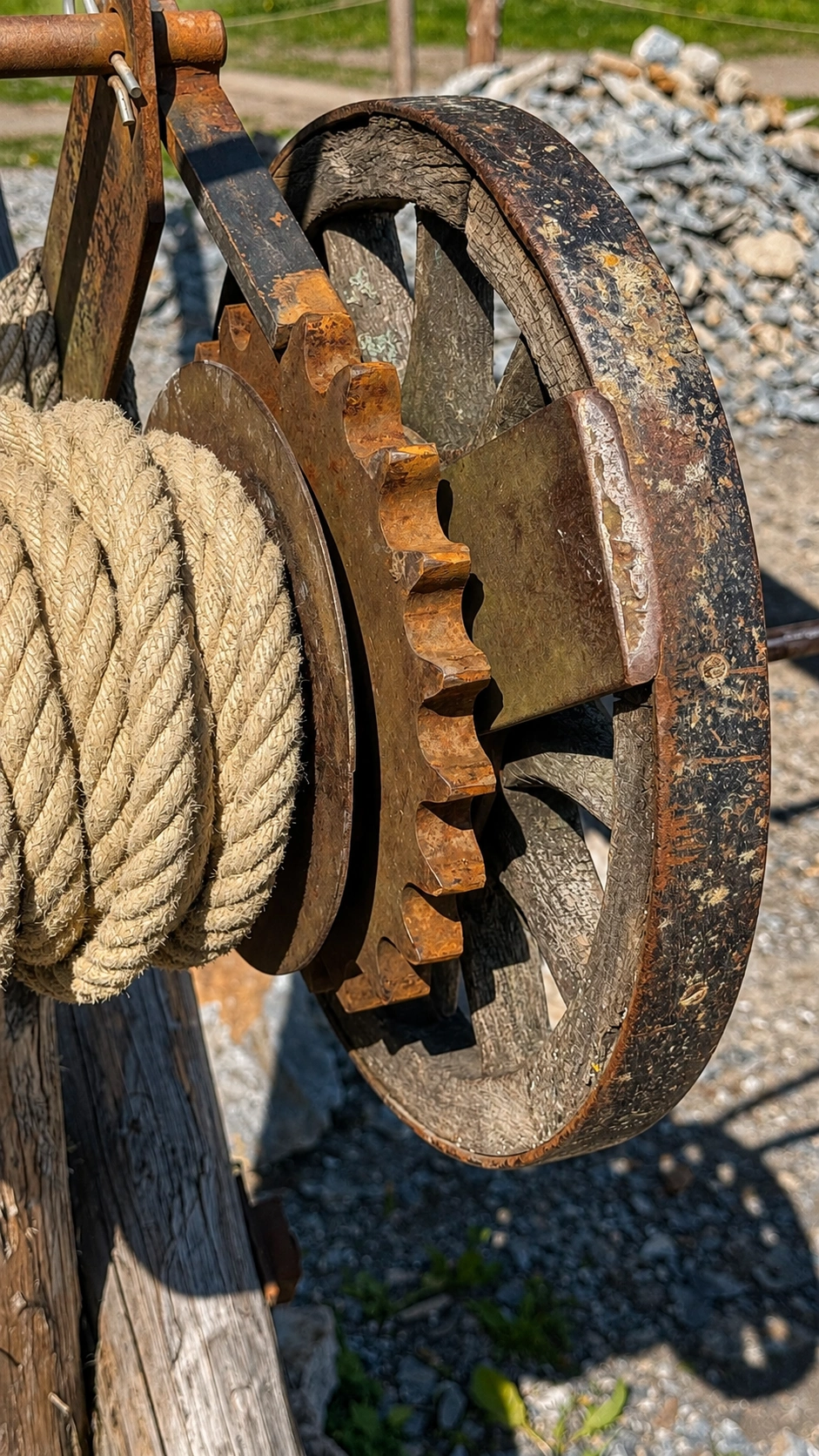 Wooden winch with gear wheel for lifting loads
