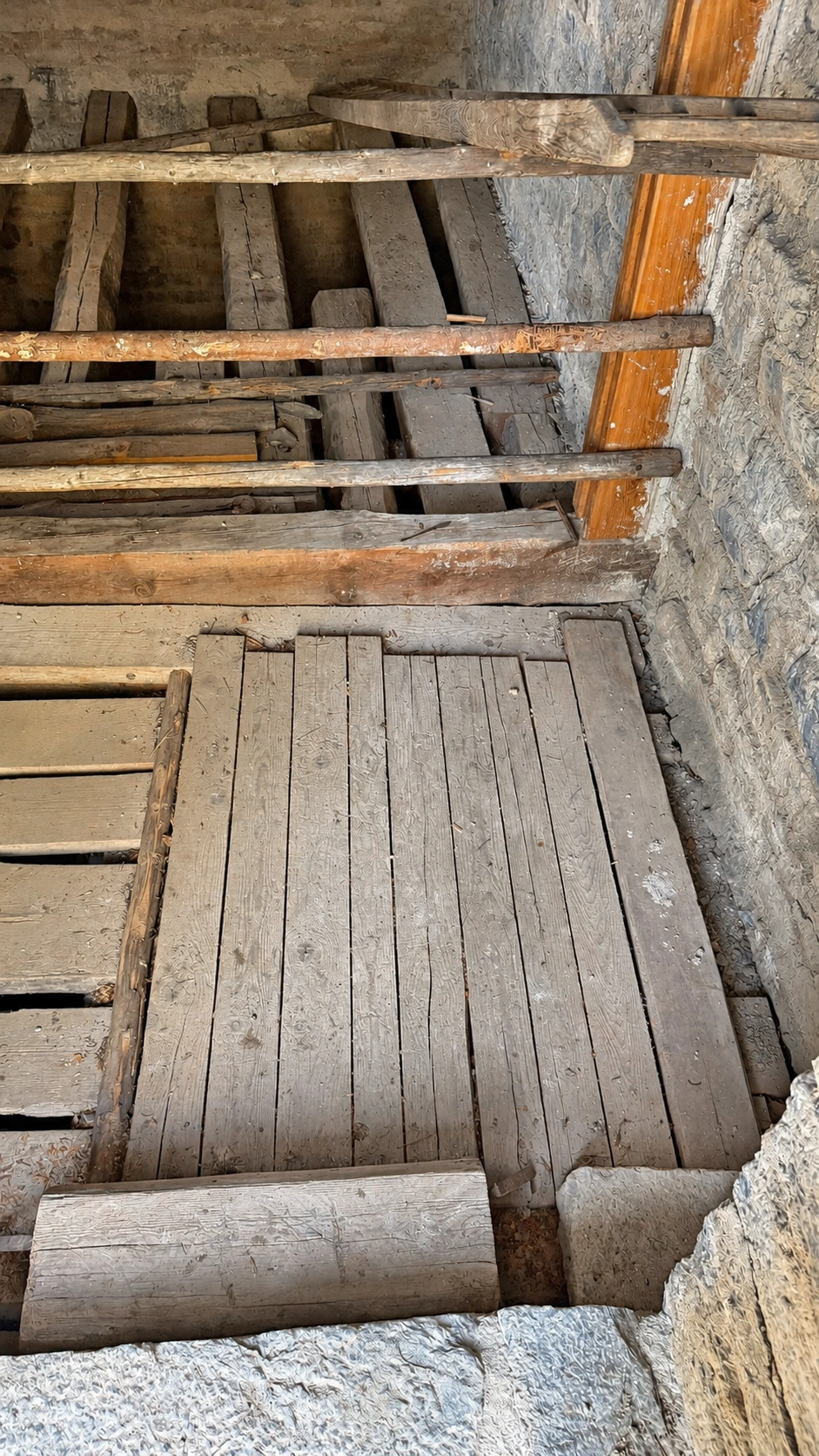 Diese Falltür führt in den Keller. Sie befindet sich unmittelbar hinter dem Eingang.