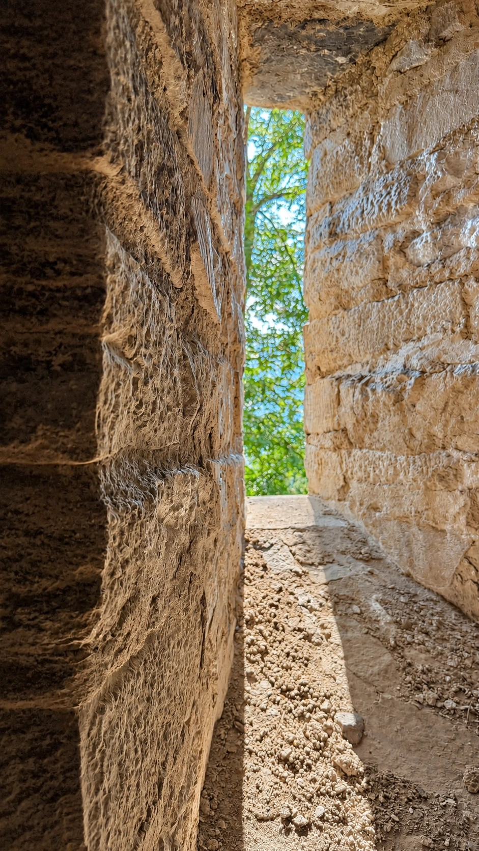 Das Schlitzfenster in der Ostwand lässt Tageslicht herein.