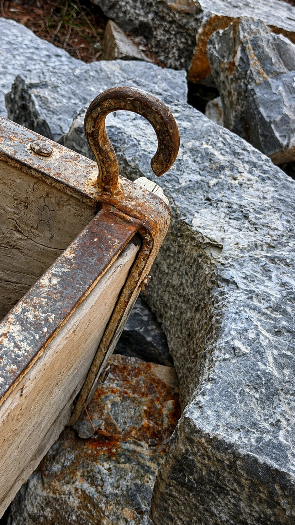 Stabile Eisenhaken waren an den Ecken der Holztröge befestigt.
