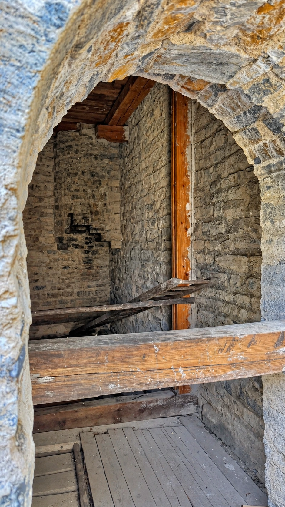 Eine Holzsperre hinter der Tür half, Schlägen gegen die Tür standzuhalten. Ansicht von außen.