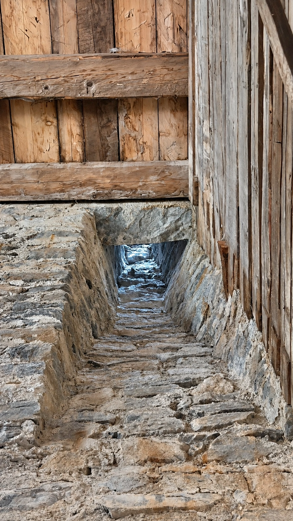 Rauchabzug in der Nordwand des Turms, Ansicht von unten.