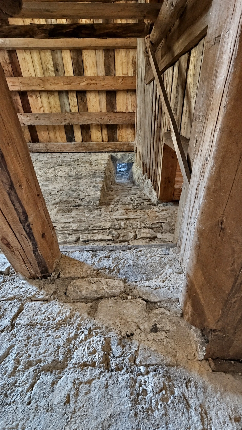 Rauchabzug, gesehen von der Treppe zur Wohnebene.