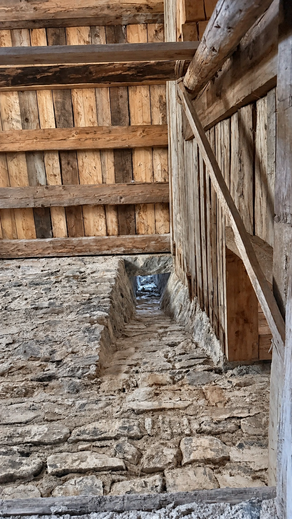 Rauchabzug, gesehen von der Treppe zur Wohnebene. Die Öffnung rechts führt zum Kachelofen in der Winterstube.