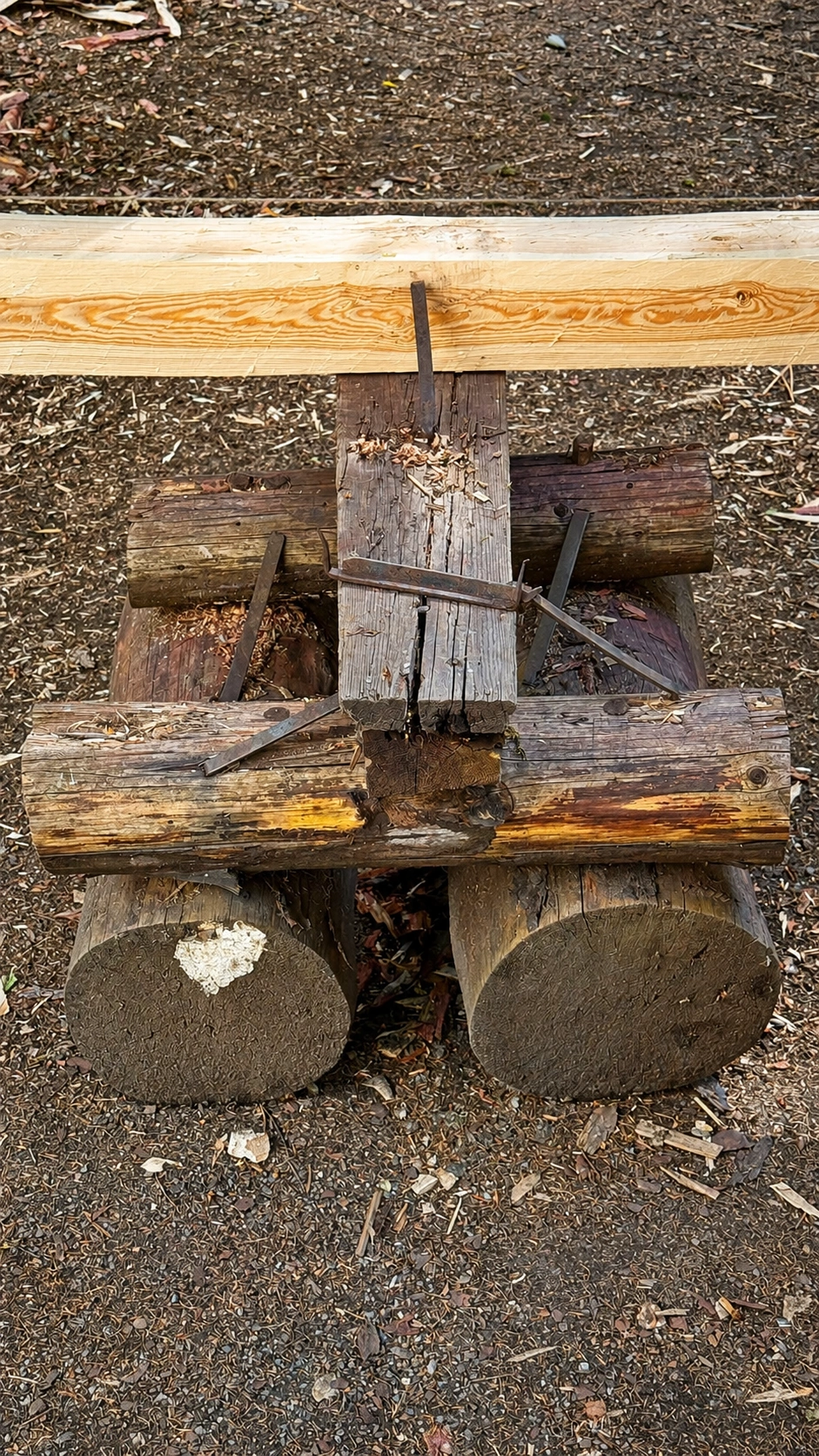 Eine Holzauflage fixiert das Werkstück während der Formgebung und Nachbearbeitung.