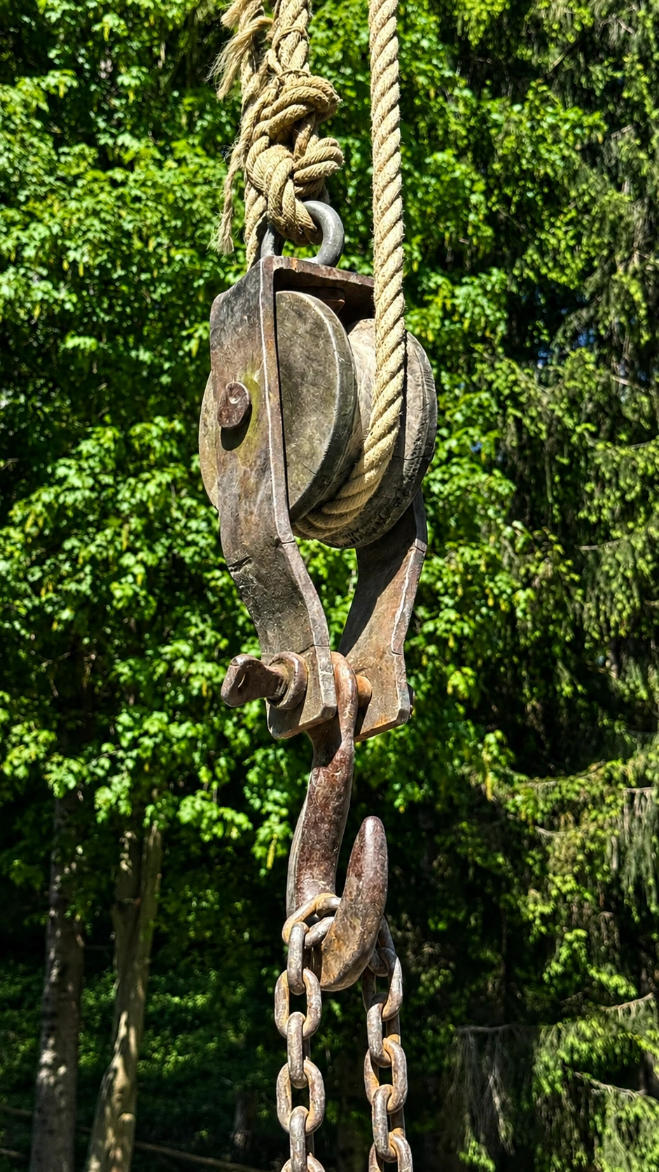 Pulley block for guiding lifting ropes