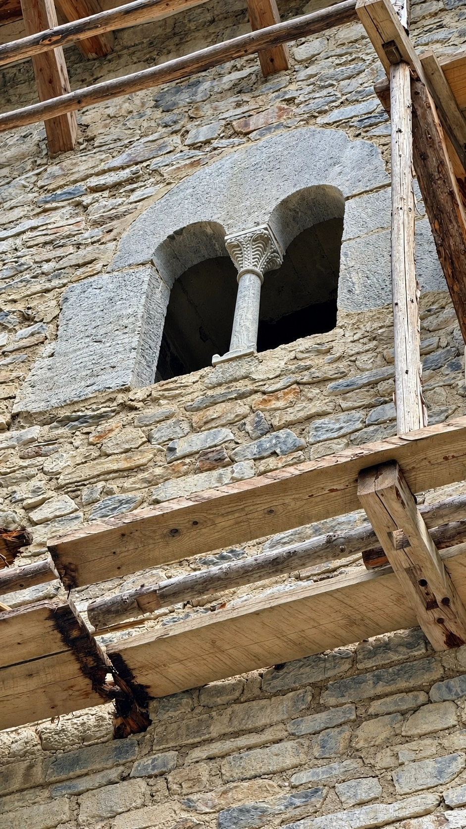 A biforate window illuminates the residential floor (exterior view).