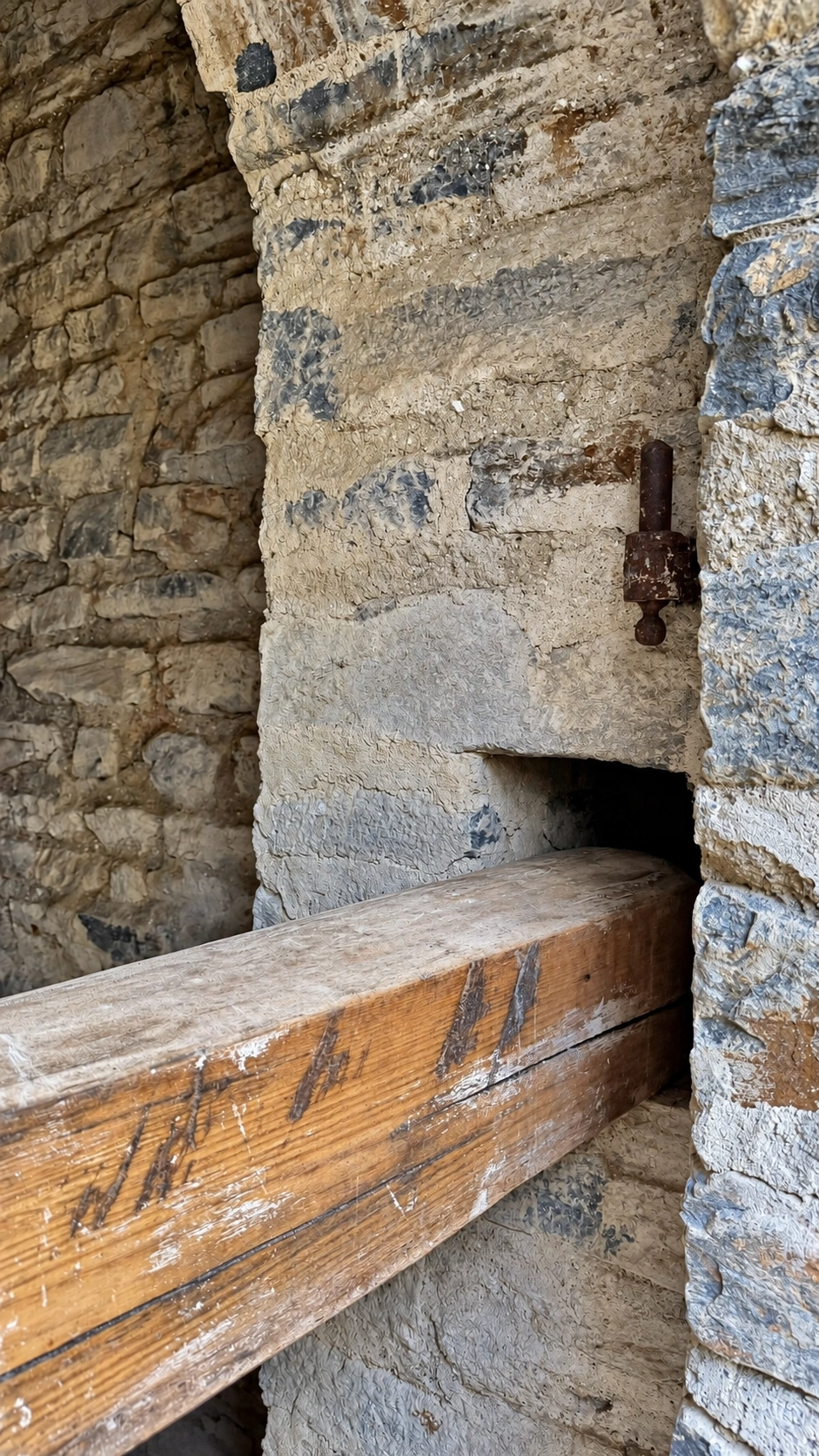 Die Holzsperre ist in einer rechteckigen Mauernische befestigt. Ansicht von außen.