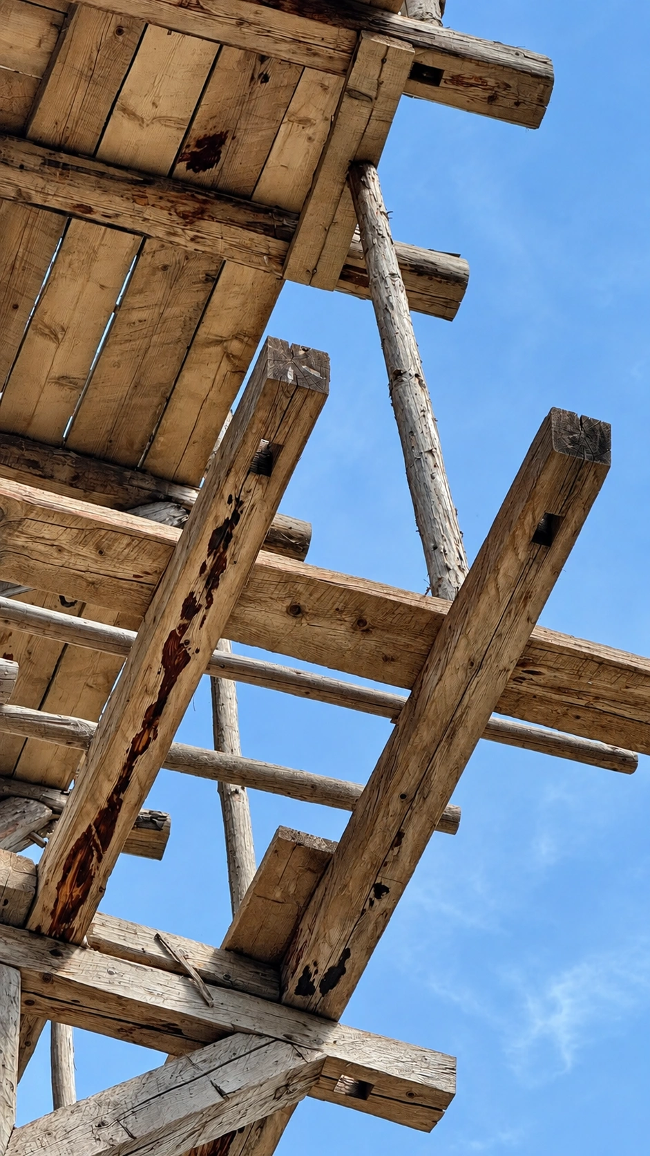 Nahaufnahme des Holzgerüsts, das während des Baus des Turms verwendet wurde.