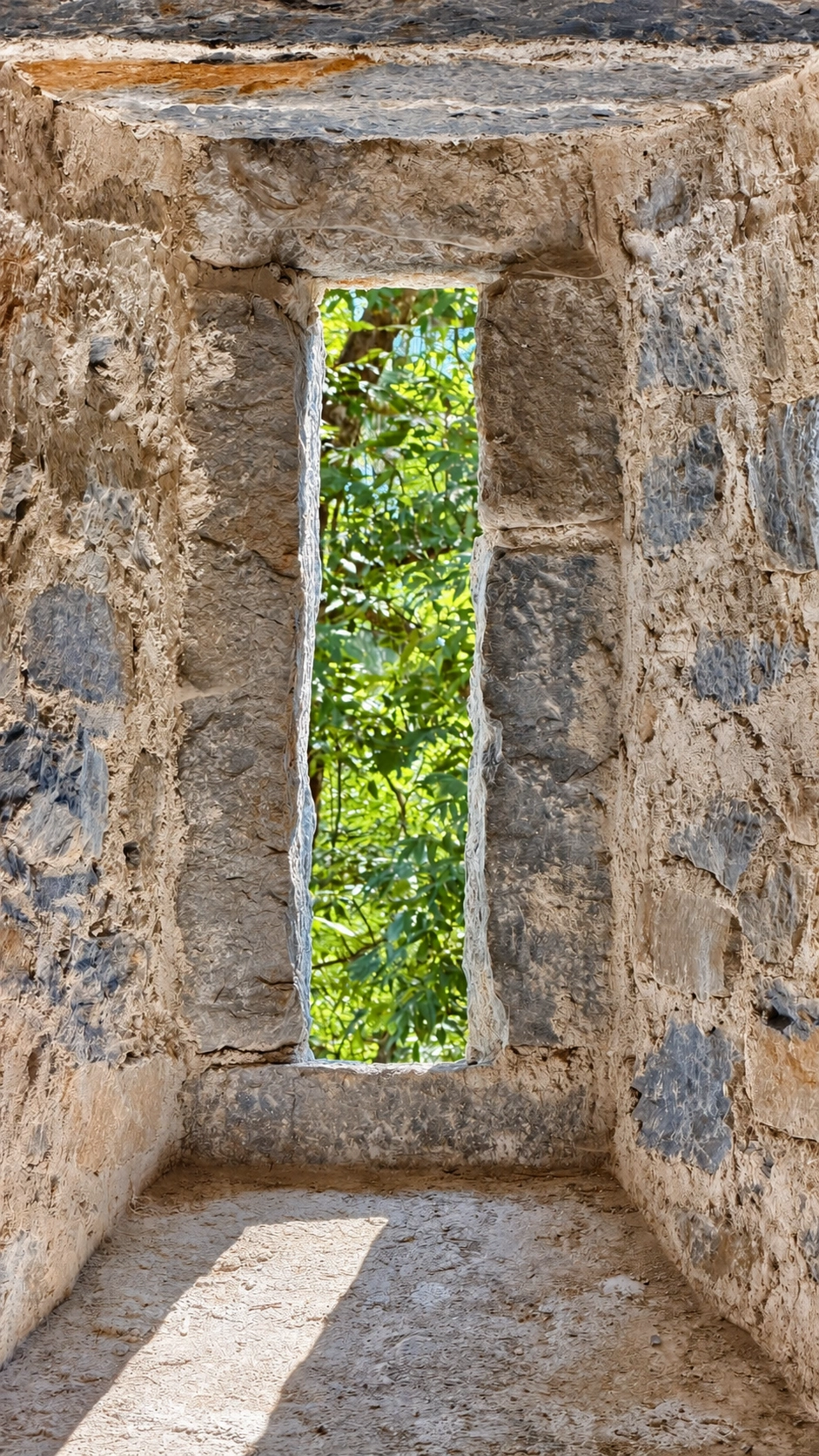 Das Schlitzfenster in der Ostwand sorgt für Licht und Belüftung in der Schlafkammer.