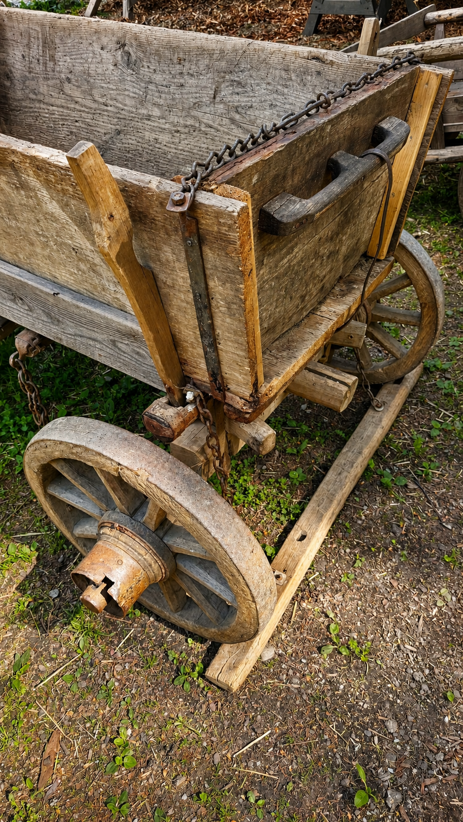 Rückansicht eines Holzwagens mit Ladefläche und Rückwand