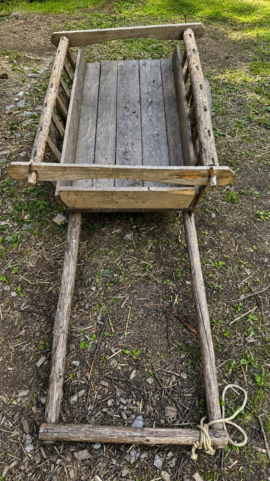 Holzkarren mit Lattenbordwänden und langen Zugholmen