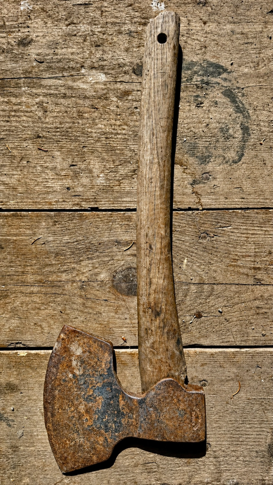 Breitbeile formen Balken und bereiten Bauholz vor. Ihre Schneiden müssen regelmässig instand gehalten werden.