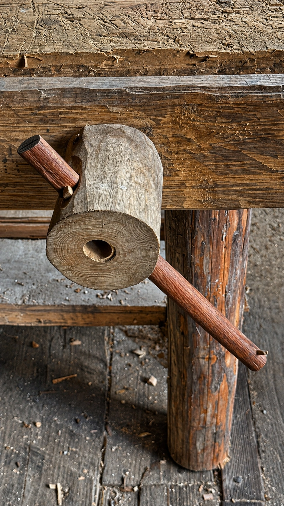 Ein handbetriebener Schlangenbohrer bohrt Löcher für Holzverbindungen.