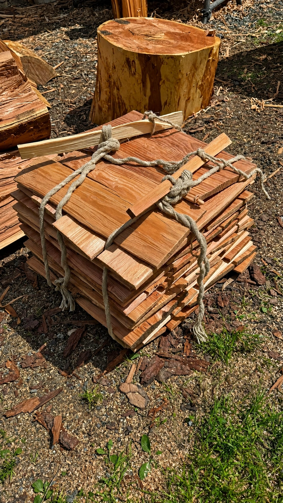 Fertige Holzschindeln werden für Transport und Lagerung gebündelt.